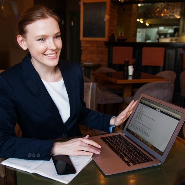 Werk Vinden Alphen werkzoekende jongeren jonge vrouw met laptop